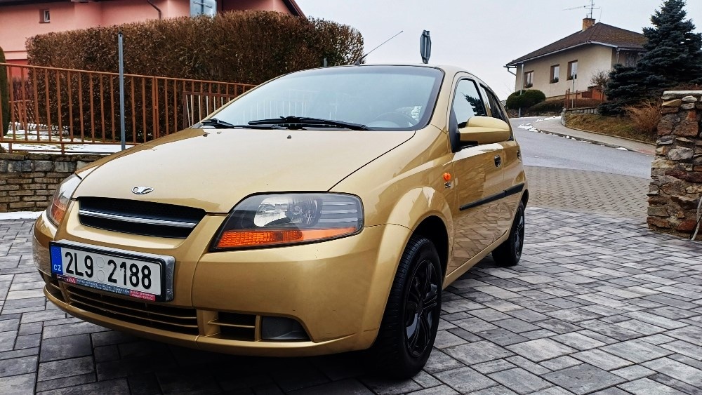 daewoo calos 1.4 benzin 65 kw ( krasny stav)