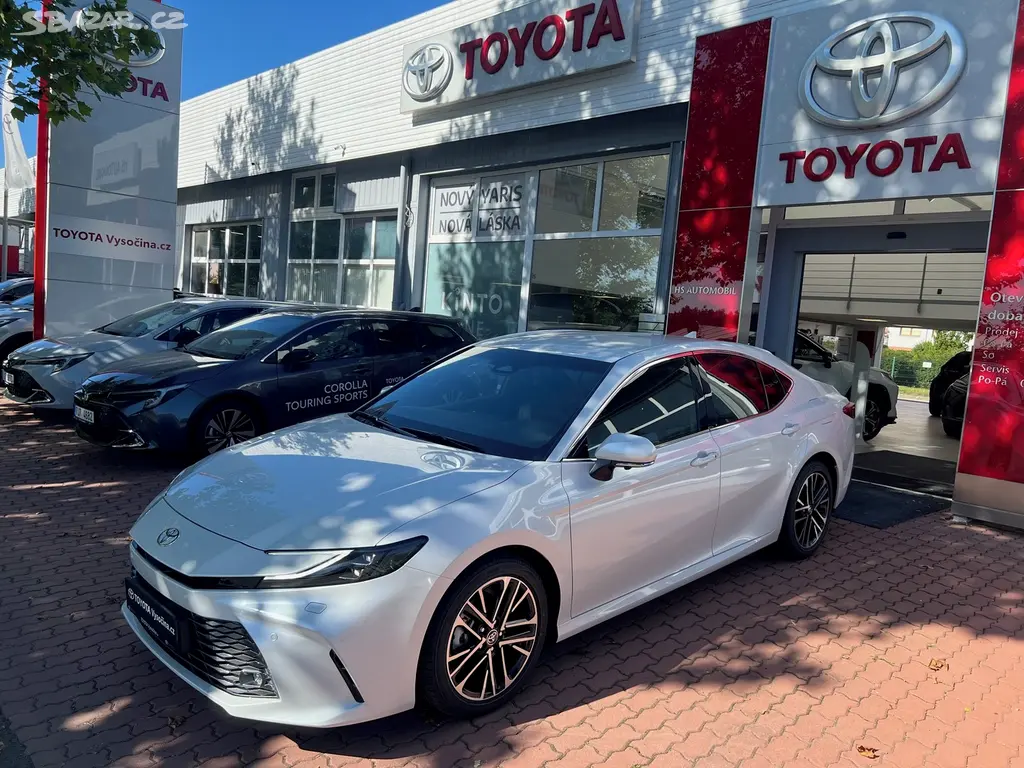 Toyota Camry, 2.5L Hybrid 230 koní, bílá