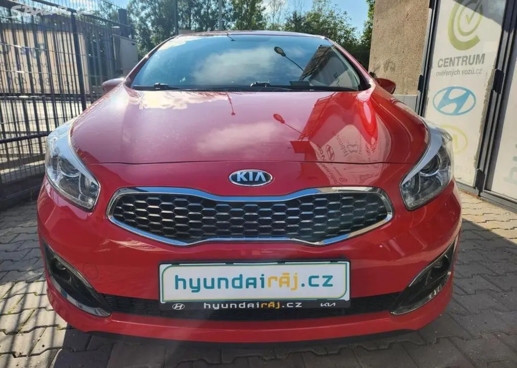 Kia Cee´d 1.6-NAVI-KAMERA-TAŽNÉ-ISOFIX