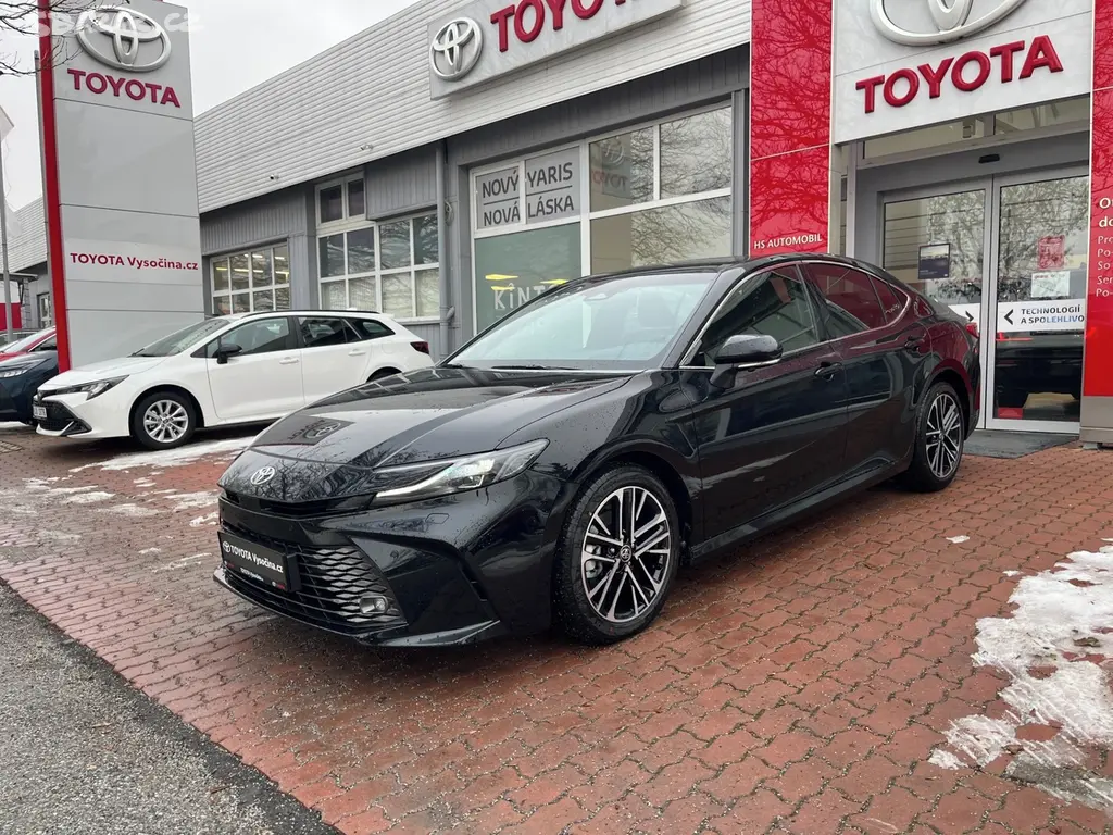 Toyota Camry, 2.5L Hybrid 230 koní, černá -